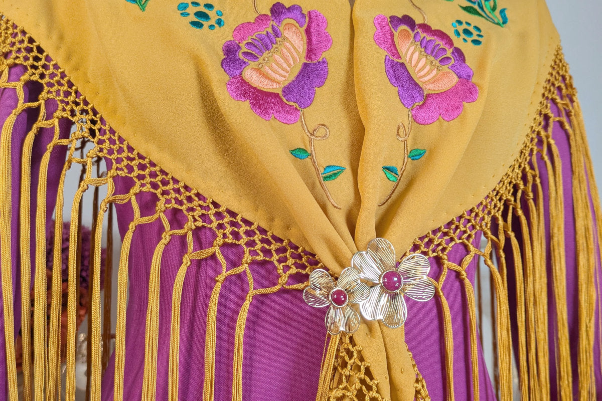 Broche para Mantón Flor Doble Dorada con Piedra Buganvilla, Accesorio para Moda Flamenca en Ferias y Romerías - SolFlamenca