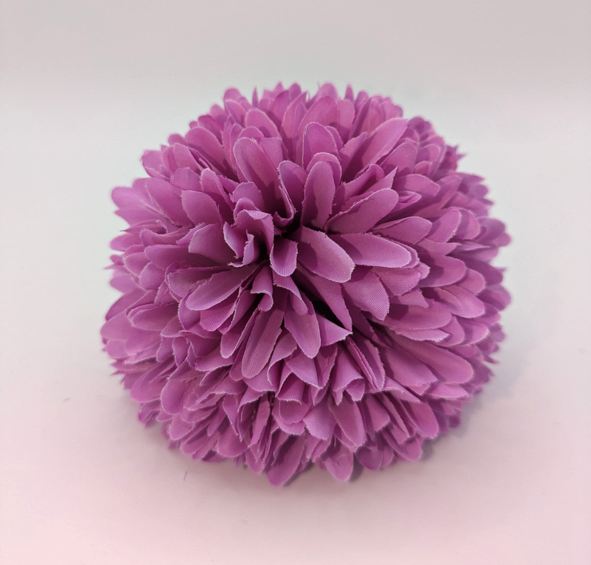 Flor flamenca estilo margarita en color malva, ideal para niñas en ferias y eventos - SolFlamenca