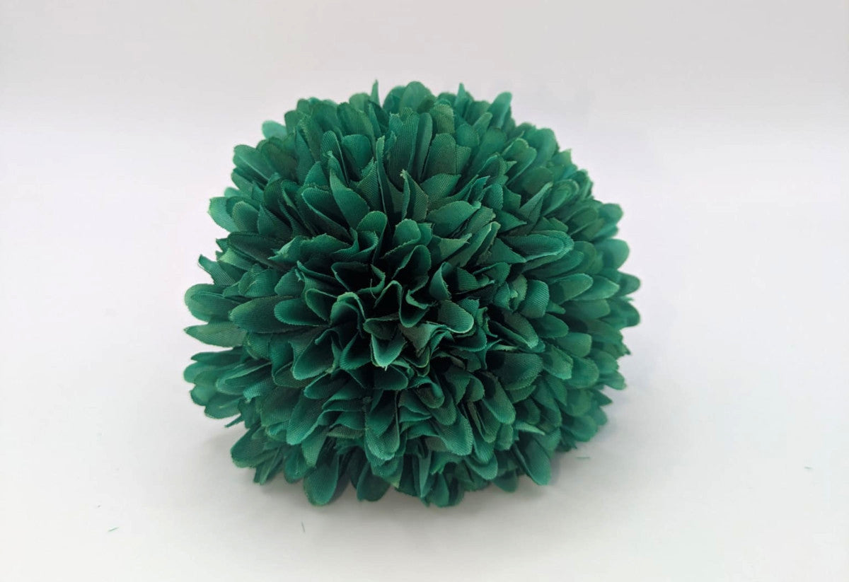 Flor flamenca estilo margarita en color verde esmeralda, ideal para niñas en ferias y eventos - SolFlamenca