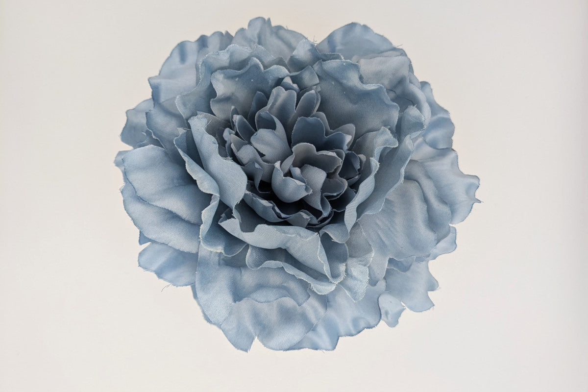 Flor Flamenca Peonía Azul Empolvado para Peinados de Feria - SolFlamenca