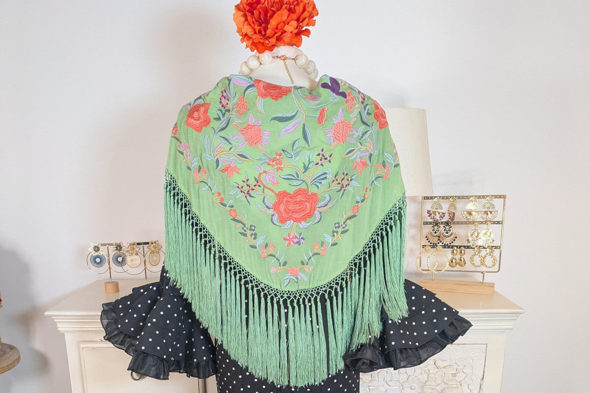 Mantoncillo Bordado Verde con Flores Coral y Fleco Corto - SolFlamenca