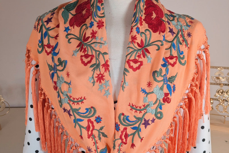 Mantoncillo de Flamenca Bordado Cantillana en Color Mandarina con Flecos, Accesorio Ideal para Moda Flamenca en Ferias y Romerías - SolFlamenca