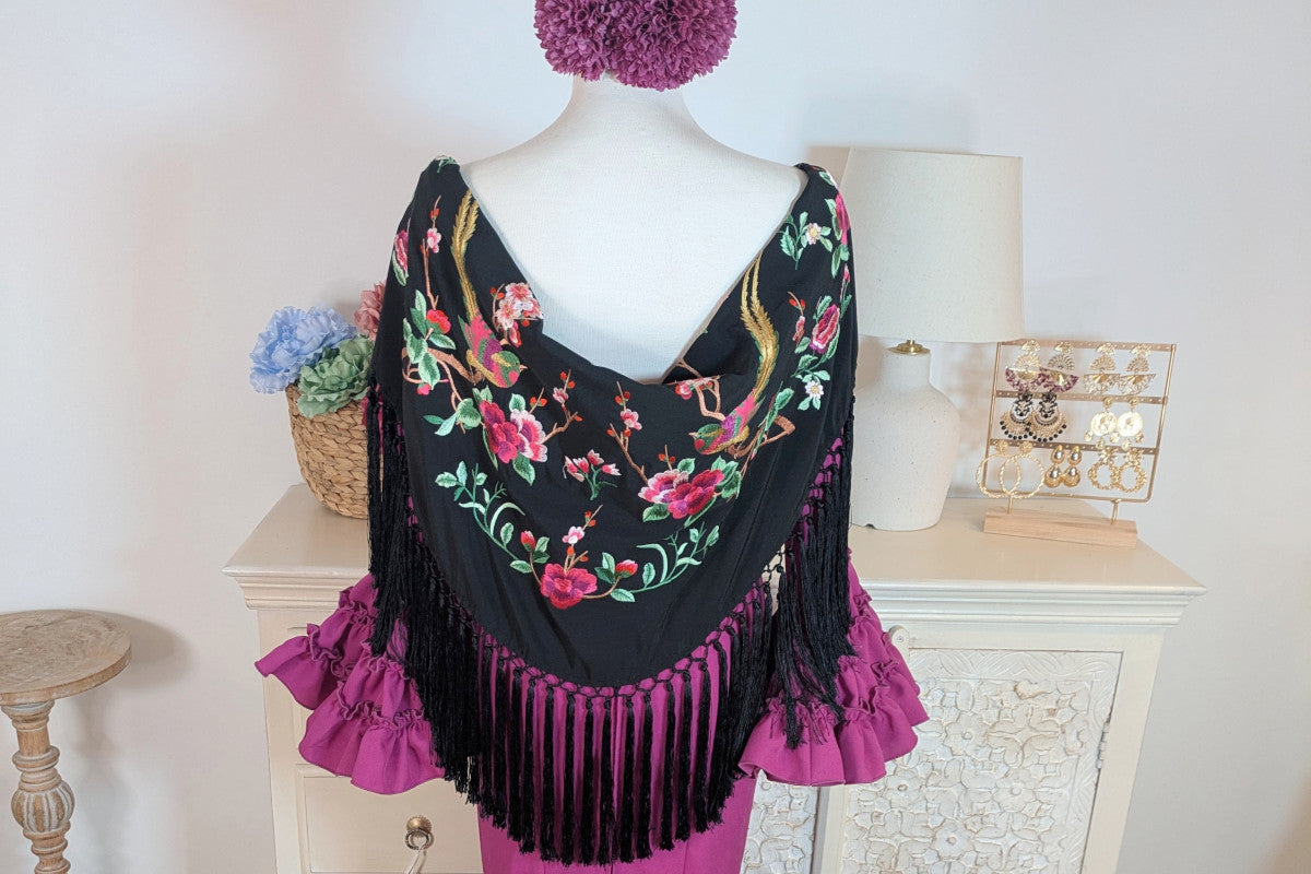 Mantoncillo de Flamenca Bordado en Negro con Fleco Corto, Accesorio para Moda Flamenca en Ferias y Romerías - SolFlamenca
