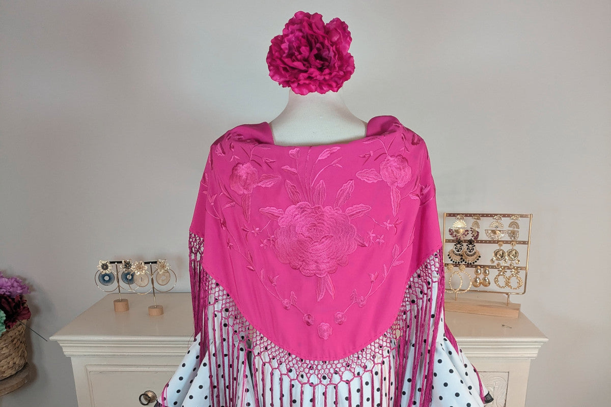 Mantoncillo de Flamenca Bordado a Tono Fucsia con Flecos Largos, Complemento Ideal para Moda Flamenca - SolFlamenca