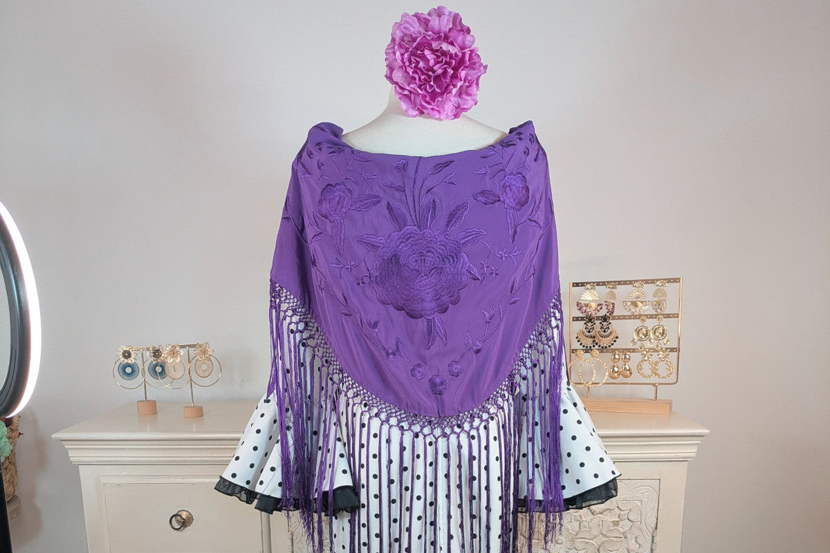 Mantoncillo de Flamenca Bordado a Tono en Morado con Flecos - SolFlamenca