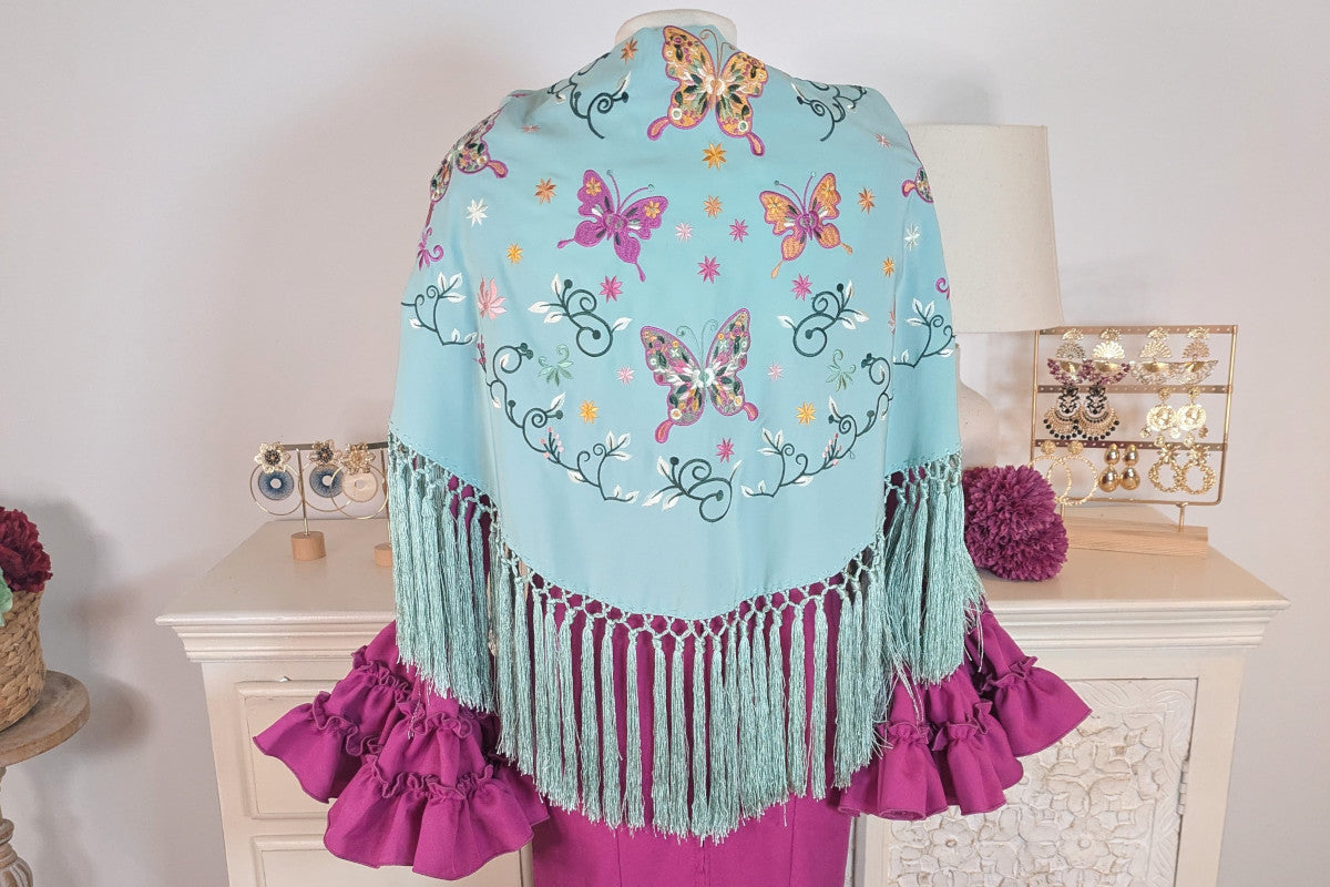 Mantoncillo de Flamenca Bordado Verde Jabonoso con Mariposas y Flecos Cortos - SolFlamenca