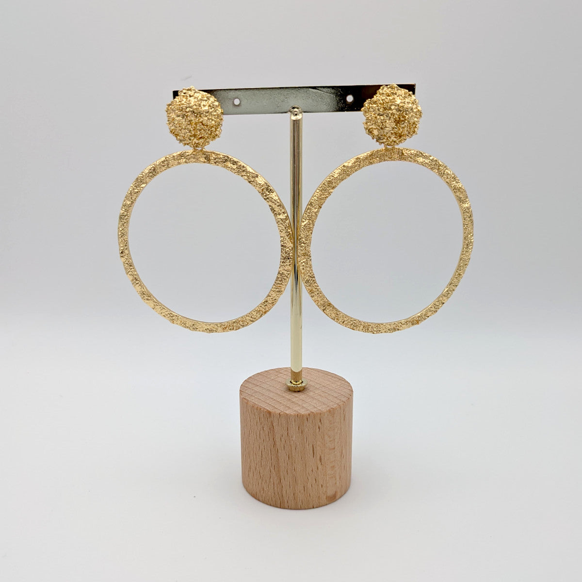 Pendiente Flamenca de Mujer con Aro Texturizado en Acabado Dorado - SolFlamenca