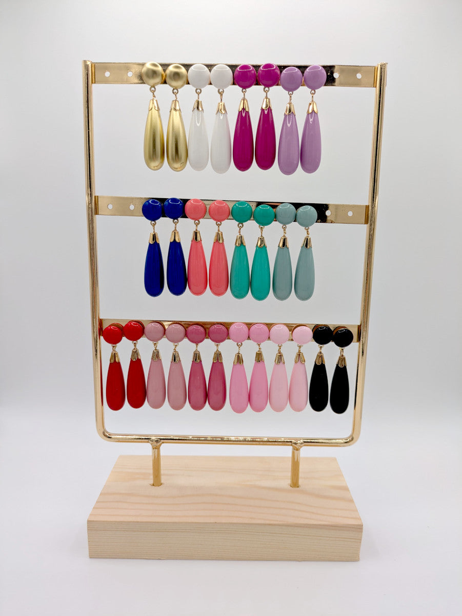 Pendientes lágrima para niña en varios colores sobre expositor dorado - SolFlamenca