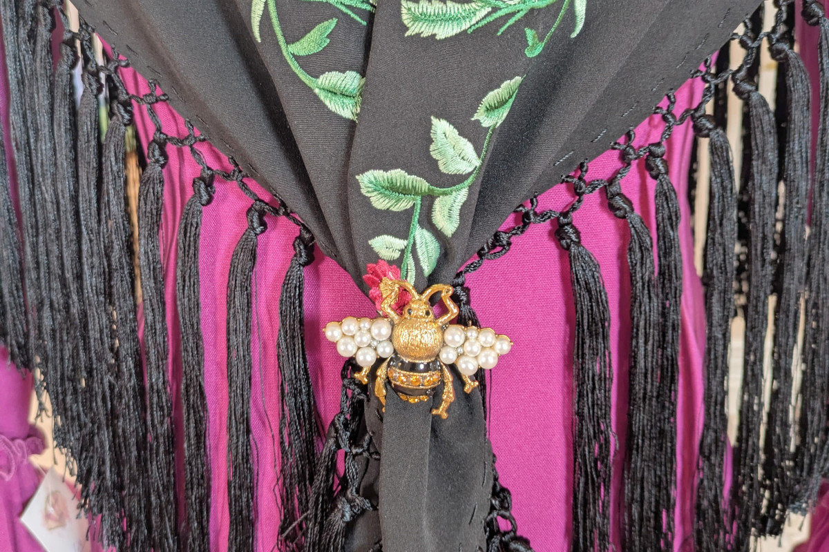 Broche para Mantón de Flamenca con Diseño de Abeja Dorada y Perlas, Accesorio para Moda Flamenca en Ferias y Romerías - SolFlamenca