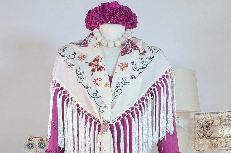  Collar de bolas en color marfil, ideal para looks flamencos elegantes - SolFlamenca