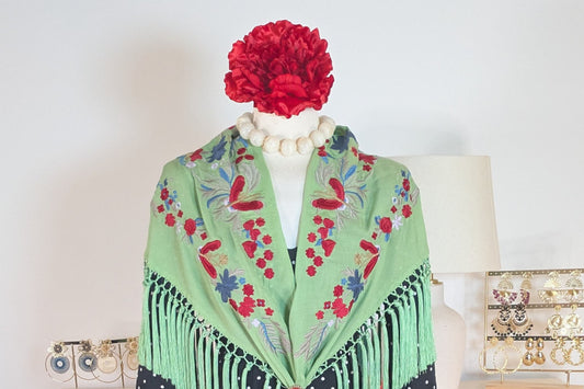  Collar de bolas en color marfil, ideal para looks flamencos elegantes - SolFlamenca