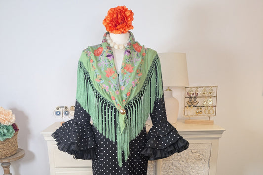 Mantoncillo Bordado Verde con Flores Coral y Fleco Corto - SolFlamenca