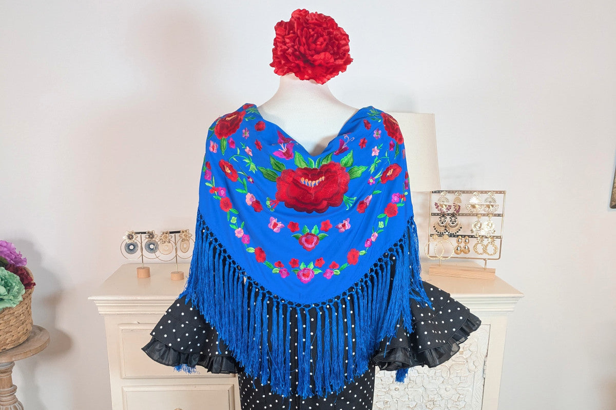Mantoncillo de flamenca azul eléctrico con bordado floral y flecos - SolFlamenca