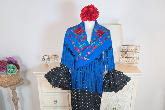 Mantoncillo de flamenca azul eléctrico con bordado floral y flecos - SolFlamenca