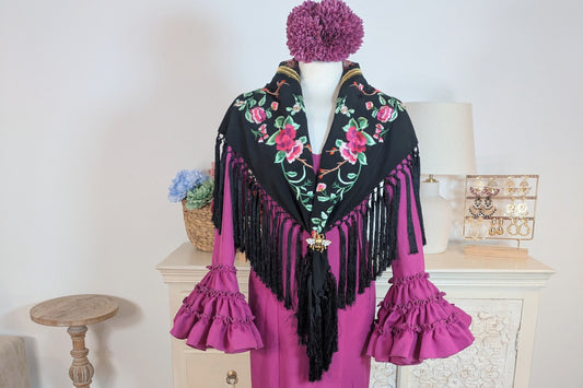 Mantoncillo de Flamenca Bordado en Negro con Fleco Corto, Accesorio para Moda Flamenca en Ferias y Romerías - SolFlamenca