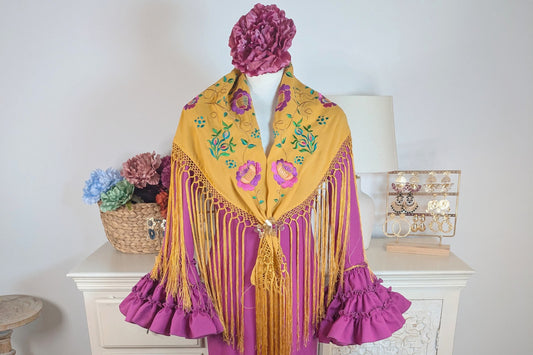 Mantoncillo de Flamenca Bordado con Pájaros en Color Mostaza y Flecos Largos, Accesorio para Moda Flamenca en Ferias y Romerías - SolFlamenca