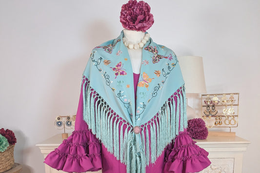 Mantoncillo de Flamenca Bordado Verde Jabonoso con Mariposas y Flecos Cortos - SolFlamenca
