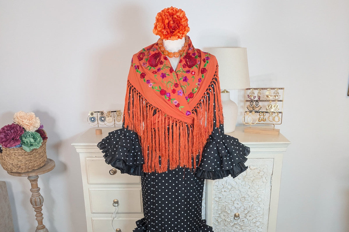 Mantoncillo de flamenca naranja con flores bordadas y flecos - SolFlamenca