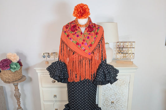 Mantoncillo de flamenca naranja con flores bordadas y flecos - SolFlamenca