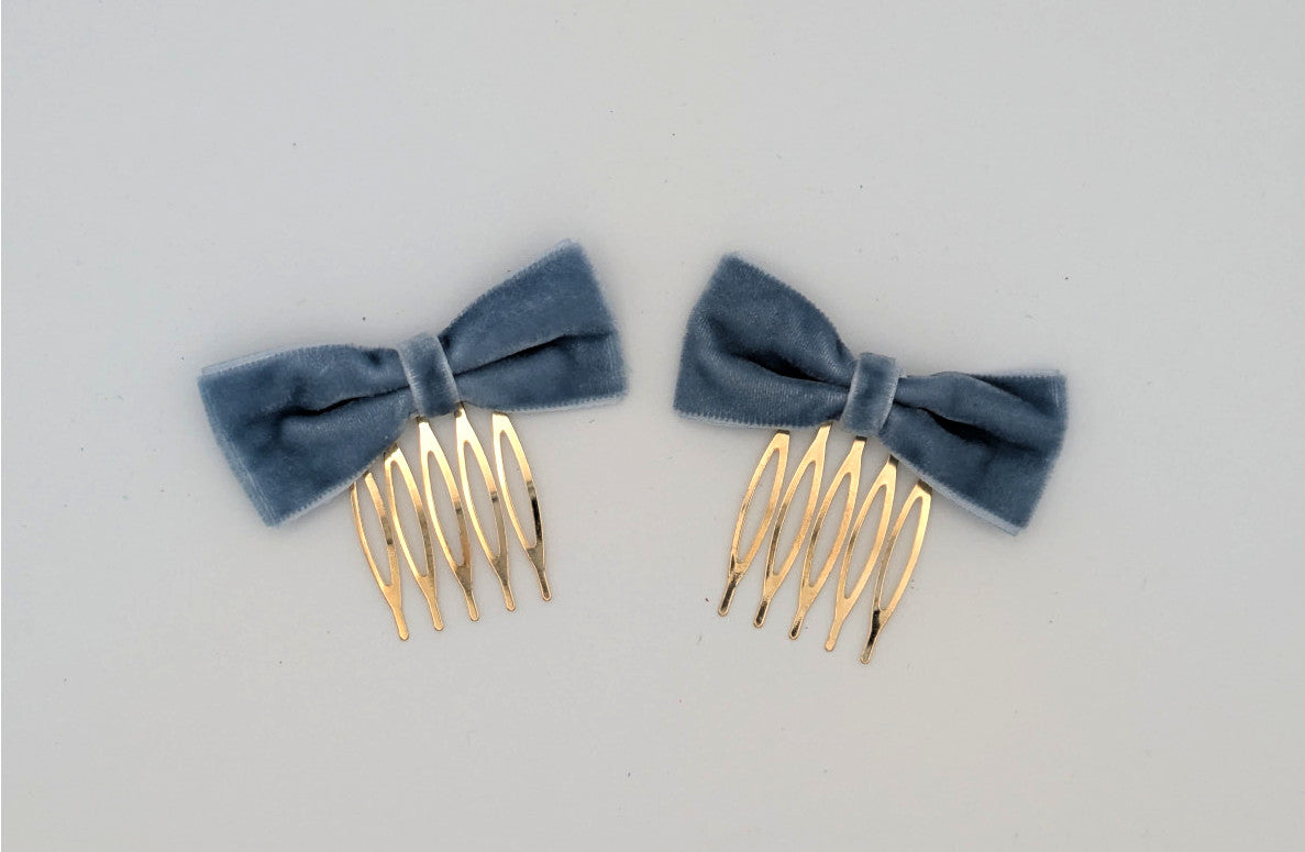 Peinecillo con lazo de terciopelo azul empolvado para niña - SolFlamenca
