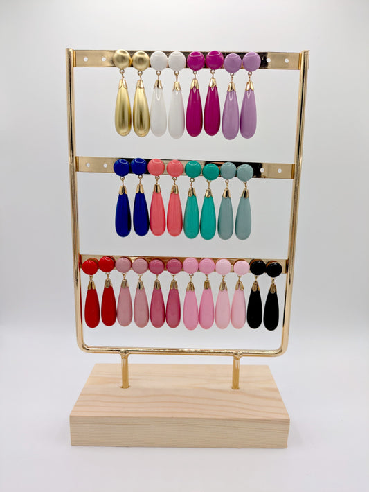 Pendientes lágrima para niña en varios colores sobre expositor dorado - SolFlamenca